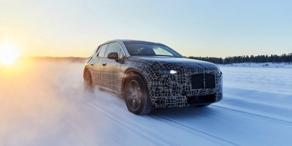 BMW рассказала о зимних испытаниях электрического кроссовера iNext.