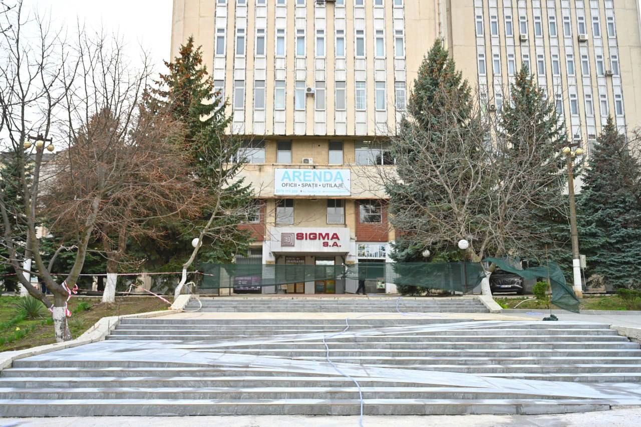 В столичном секторе Ботаника завершается ремонт сквера.