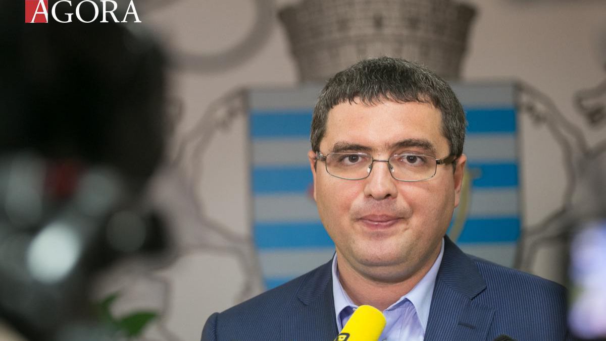 Renato Usatîi, omul care a crescut direct proporțional cu prăbușirea lui Vlad Filat, pare să-și fi pierdut sensul existenței de când fostul prim-ministru a ajuns la pușcărie.