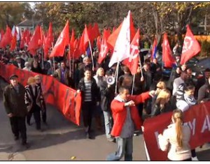 Aceștia s-au înarmat cu megafoane și au scandat „Revoluție”.