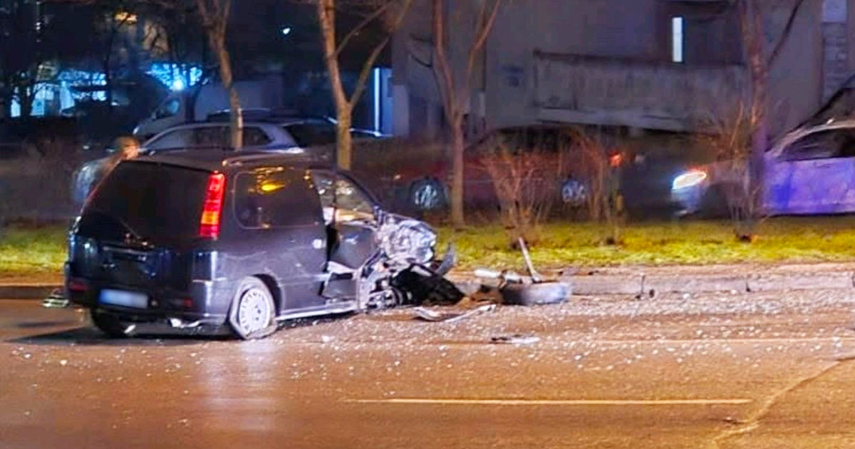 В Кишиневе водитель Mitsubishi уснул за рулем и врезался в столб.