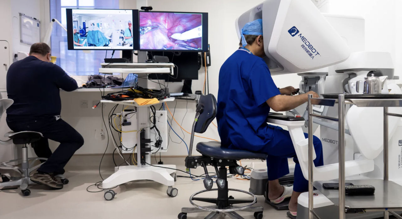 Лондонский хирург прооперировал пациента на расстоянии 2400 км с помощью робота.