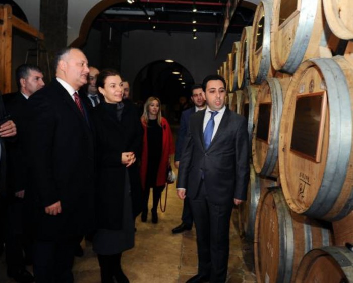 Dodon și soția sa, în vizită la o fabrică de coniac din Armenia