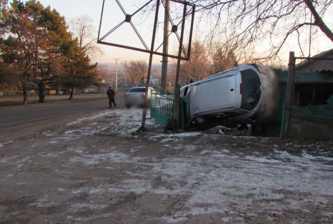 В Рышканах нетрезвый водитель врезался в ворота жилого дома.