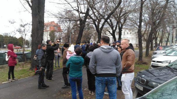 Protest în faţa sediului Consiliului Judeţean Neamţ, unde se desfăşoară şedinţa de guvern România-Republica Moldova. Foto: Mediafax