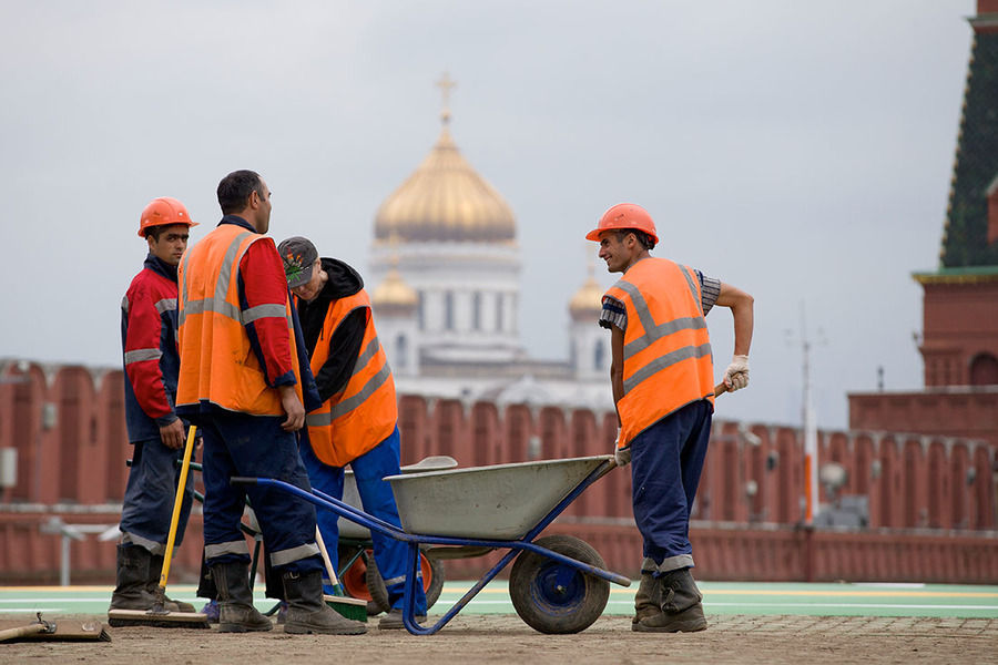 Rusia ar putea elimina posibilitatea ca migranții să vină singuri în căutarea unui loc de muncă.