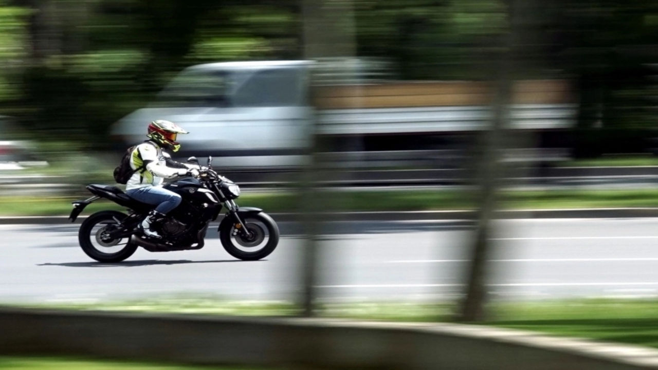 Beat și sub influența drogurilor: Un motociclist, amendat cu 140.000 de lei.