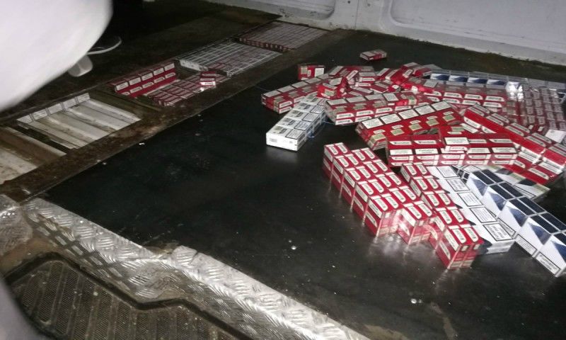 Un moldovean a încercat să transporte peste Prut ţigări de contrabandă în valoare de peste 60.000 de lei. Foto: Poliţia română de frontieră