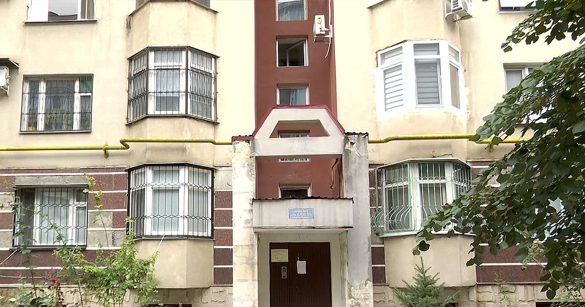 Scandal într-un bloc din Capitală: Vor să vândă subsolul în care sunt amplasate țevile.