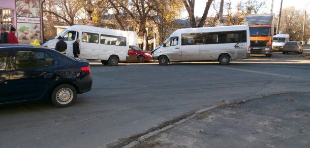 Accident cu implicarea a două microbuze de rută la Ciocana. Foto: deschide.md