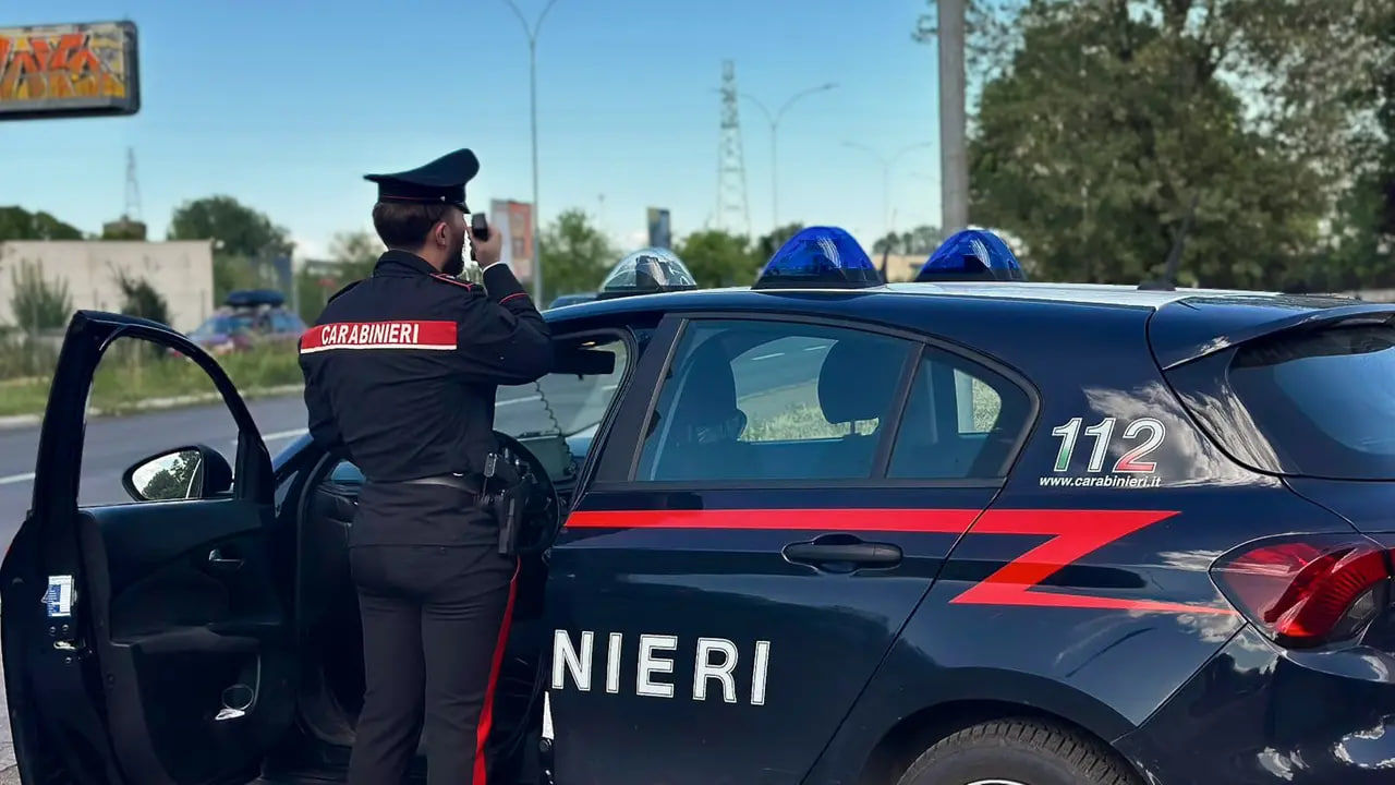 Doi cetățeni moldoveni din Italia, acuzați de furtul coletelor de la firma unde lucrau.