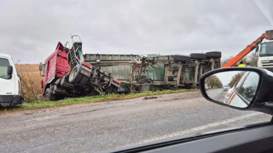 Un camion s-a răsturnat într-un șanț la Drochia.