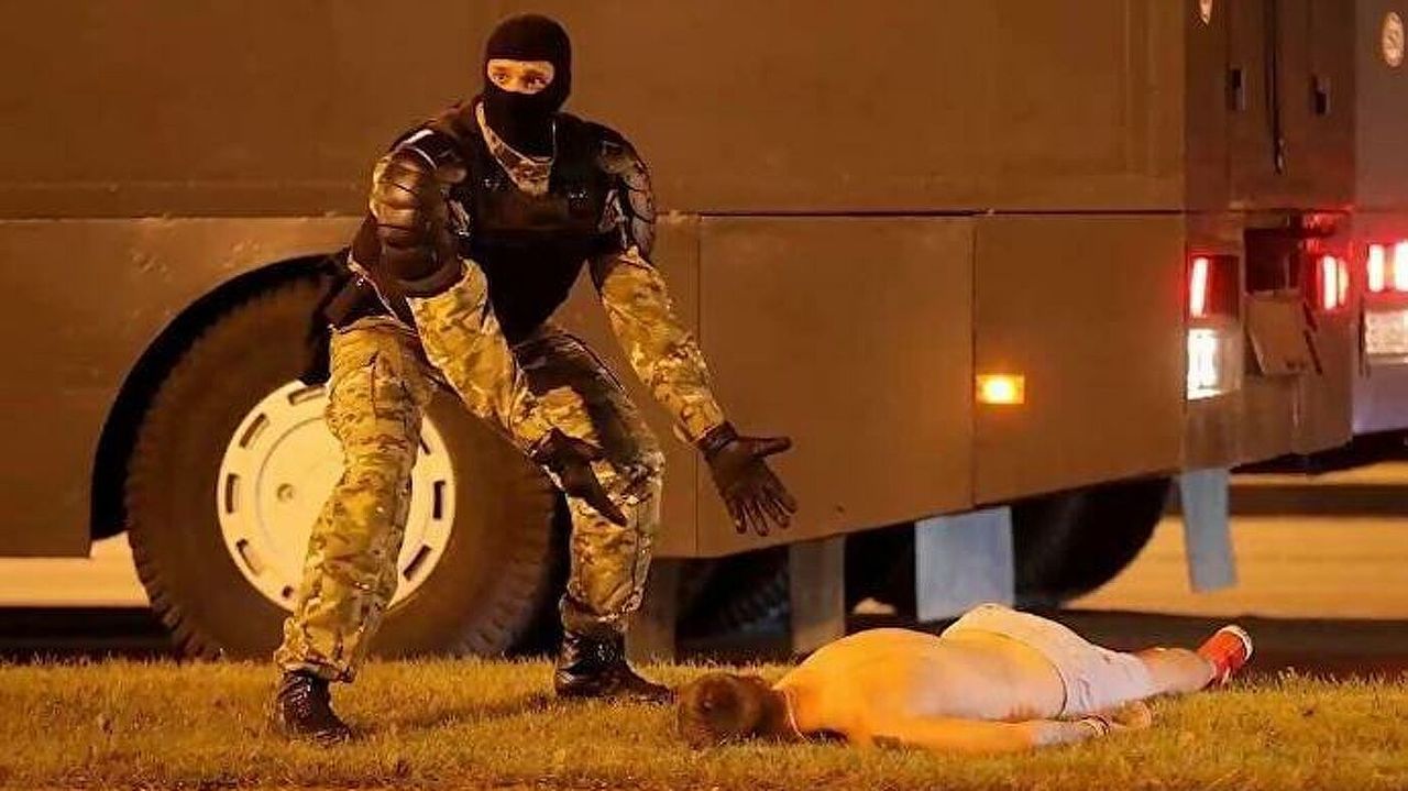 Ставший героем мема белорусский силовик объяснил свой жест.  