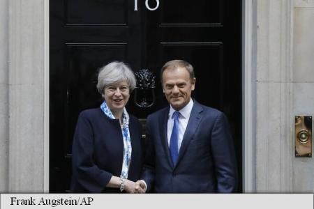 Tusk a avut o discuție telefonică 'bună' cu May, alegerile anticipate nu schimbă planurile UE. 