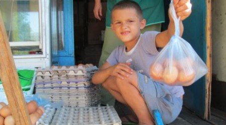 До Пасхи остается около двух недель, но в мясных павильонах Центрального рынка Кишинева не протолкнуться.