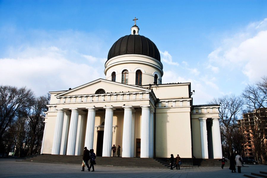 Biserica şi primăria rămân cele mai de încredere instituţii pentru moldoveni.