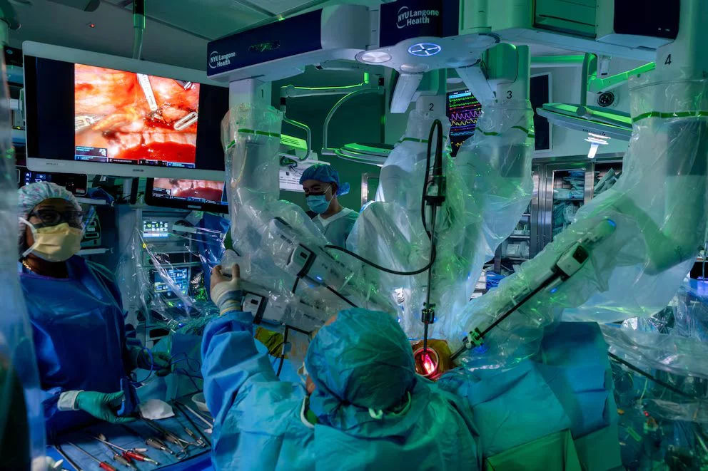Un transplant de inimă cu ajutorul unui robot, realizat pentru prima dată în SUA fără a deschide cutia toracică.