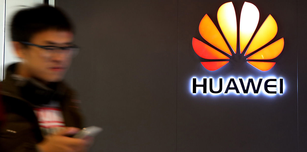 Huawei разрабатывает собственного голосового помощника.
