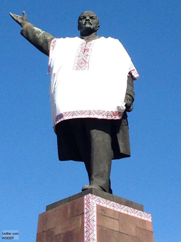Ранее в городе Изюме Харьковской области был осквернен памятник Ленину. Фото: riafan.ru.
