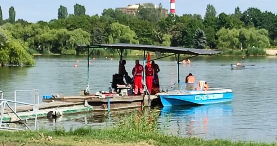 Мужчина, которого спасатели вытащили из озера в столице, умер в больнице.