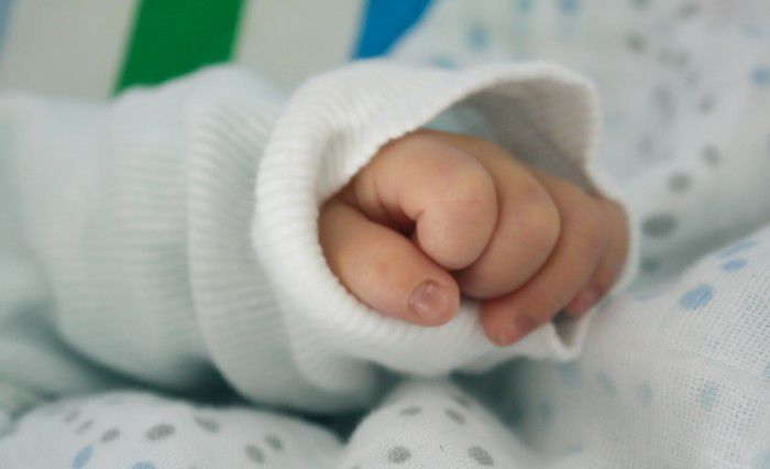 Un micuț de un an și opt luni a ajuns în stare gravă la spital după ce a căzut de la etajul trei. Foto: rfi.ro