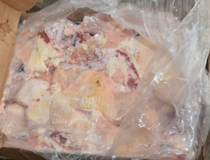 Jumătate de tonă de carne de pui care urma să ajungă în pieţele din ţară, fără acte de provenienţă, a fost confiscată de oamenii legii.