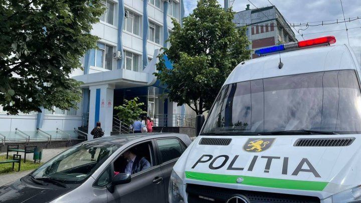Полицейские ищут женщину, сообщившую о минировании здания суда.