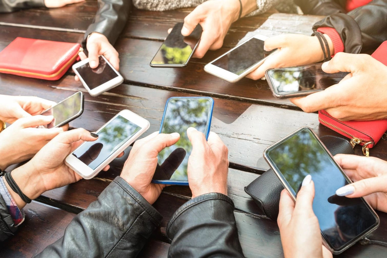 Financial Times: Răspândirea smartphone-urilor și a Internetului a accelerat scăderea natalității.