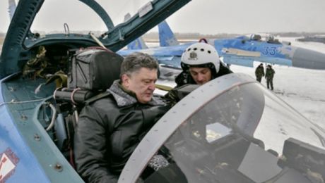 Petro Poroșenko, a zburat cu un bombardier Suhoi,în fața camerelor de filmat, cu ocazia Zilei apărătorului patriei.