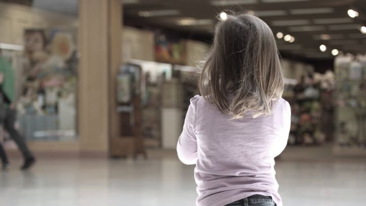 O fetiță de 3 ani a reușit să își salveze mama din mâinile unui violator. 