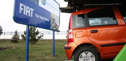 Concedierile vor duce la eliminarea unui schimb dintre cele trei, urmând ca producția să ajungâ la 300.000 de unități pentru 2013.