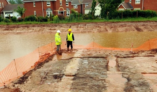 Fundaţia construcţiei, care are mai bine de 15 metri lungime a fost descoperită în timp ce se lucra la un nou cartier de locuinţe din Monmouth.