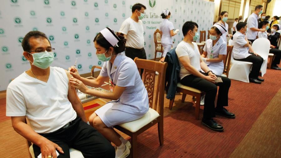 В Таиланде начали массовую вакцинацию от COVID-19.