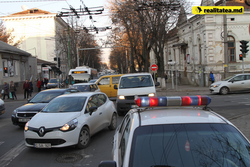 Полиция просит водителей соблюдать правила дорожного движения.