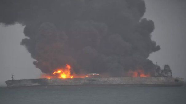 Tancul petrolier ar putea exploda. Incendiul, tot mai puternic. Foto: mediafax.ro