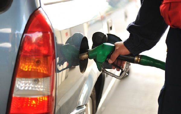 Prețul carburanților crește în continuare, continuând trendul ultimelor luni, când benzina și motorina s-au scumpit cu peste 25%.