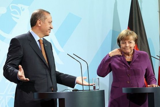 Germania, susţinută de Olanda în această chestiune, a cerut mai mult timp pentru ca Parlamentul de la Berlin să dezbată implicaţiile aderării.