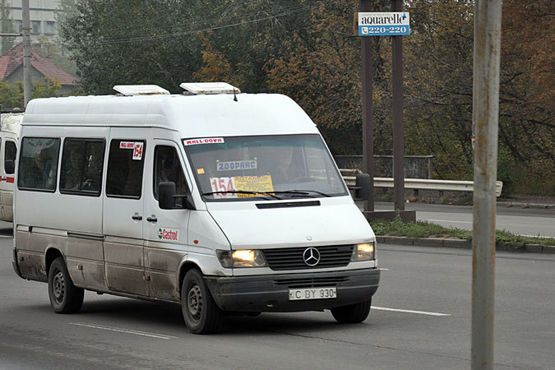 Помимо того, что количество маршруток сокращается, стоимость проезда может составить около восьми леев.
