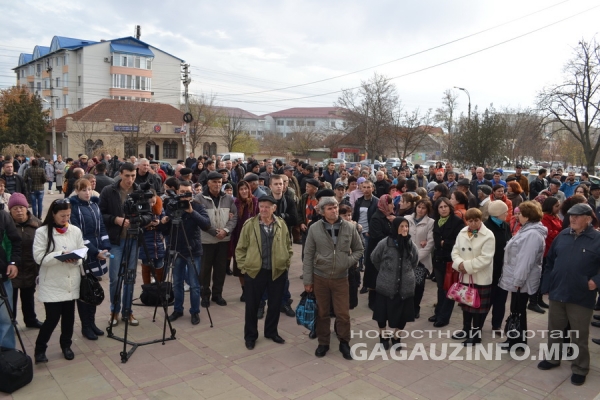 В резолюции собрания граждане потребовали немедленного освобождения арестованных молодых людей.