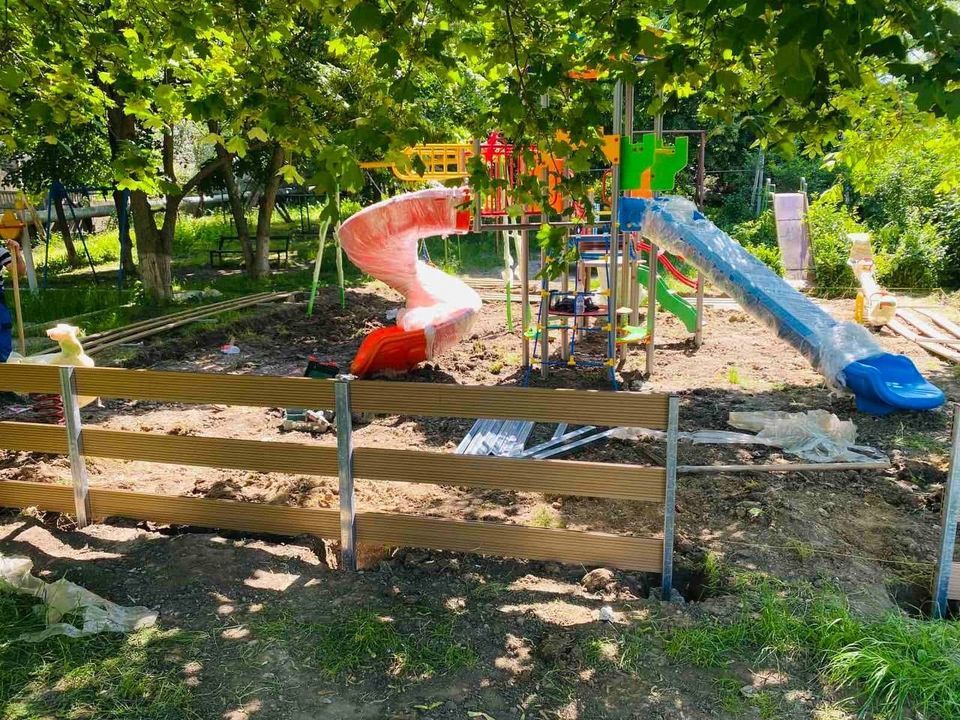 В столице началась установка детских площадок в ремонтируемых дворах.