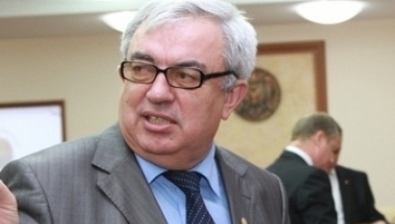 Acesta susţine că a găsit fragmente dintr-o lucrare ştiinţifă de-a sa, scrisă în 2004, în cartea publicată de Gheorghe Duca în 2007.