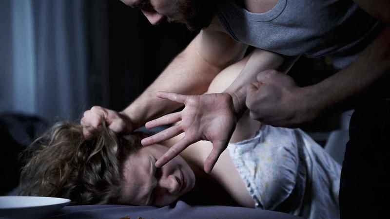 В Италии мужчина заставлял молдаванку употреблять наркотики и алкоголь.