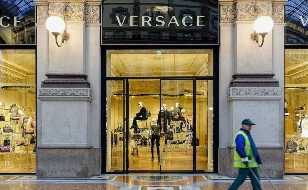 Prada Group официально купила Versace за 1,4 млрд долларов.