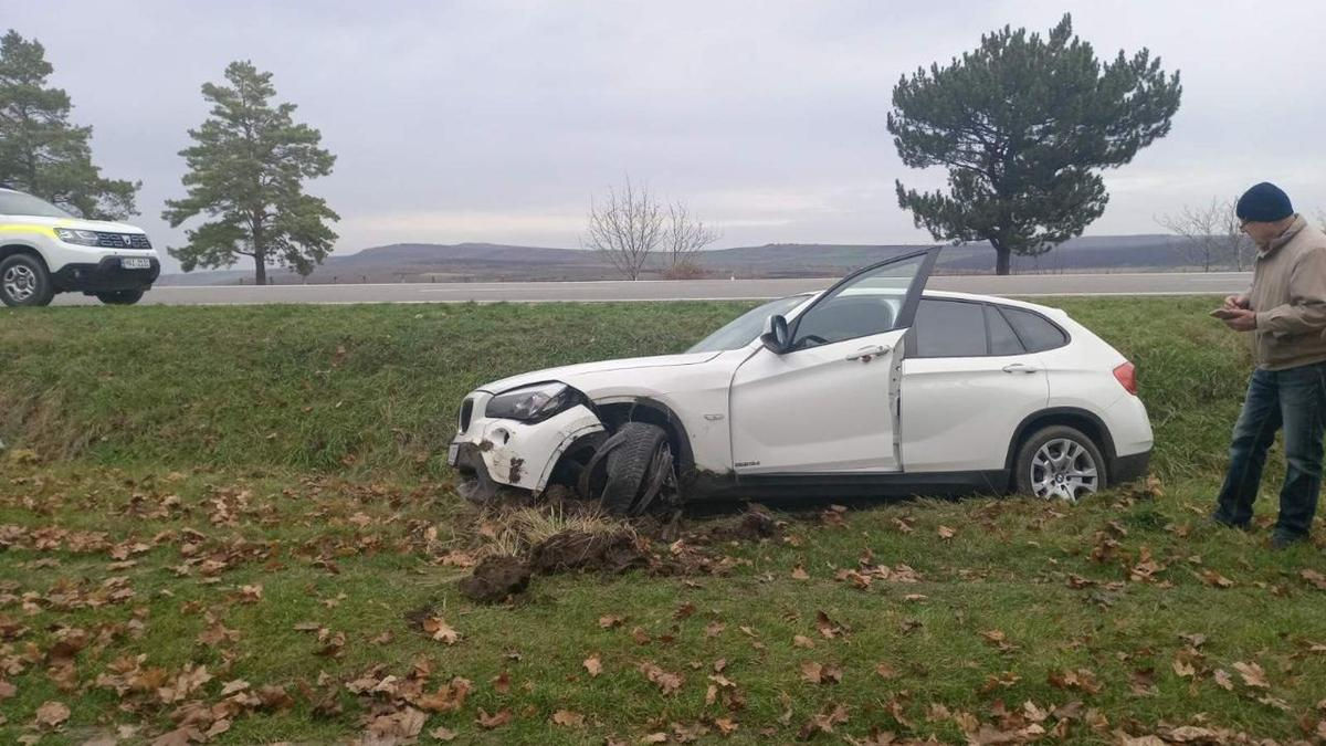 Un pensionar a ajuns cu BMW-ul într-un șanț la Sângerei.