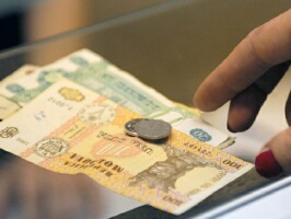 Agenţii economici şi populaţia au depus la bancă cu 236 de milioane de lei mai puţin decît în august