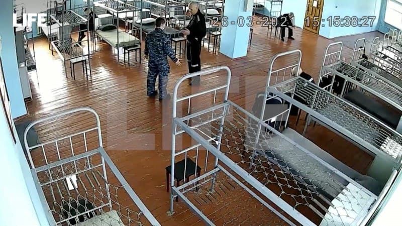 Заключенные рассказали о поведении Навального в колонии.