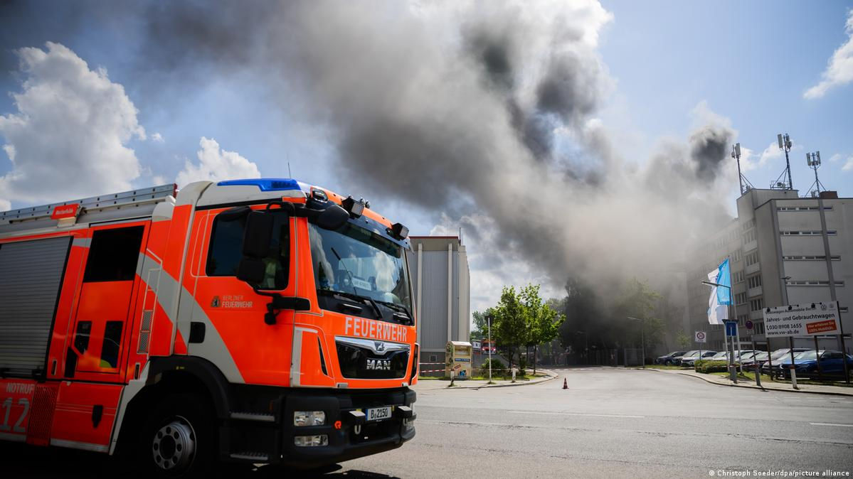 România înăsprește măsurile de securitate la fabricile de armament după incendiul recent.