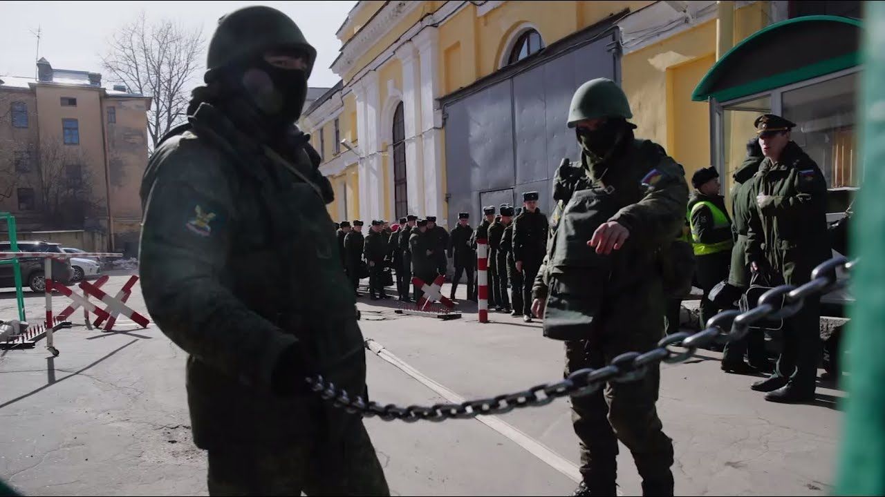 Все курсанты и личный состав были эвакуированы.