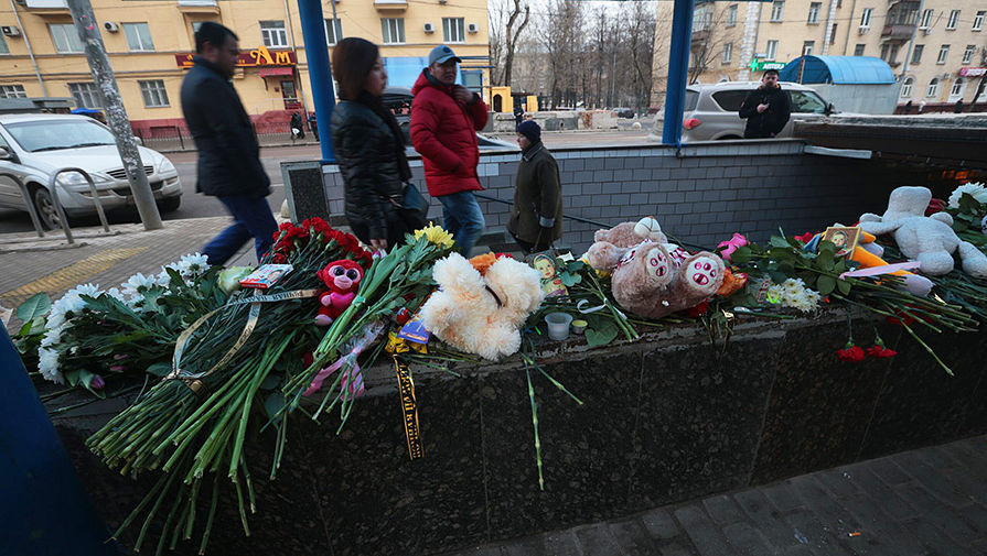 В Москве люди несут цветы к станции метро «Октябрьское поле».