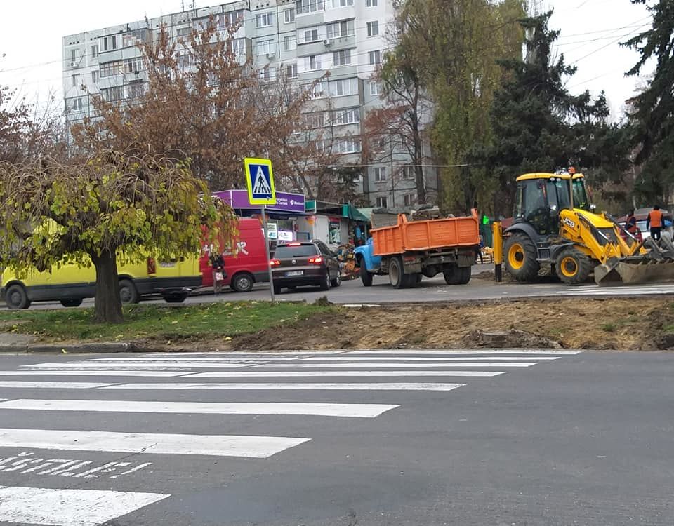 На Ботанике ремонтируют пешеходный переход на оживленном перекрестке.